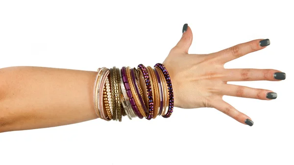 Main de femme avec bracelets — Photo