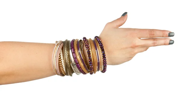 Main de femme avec bracelets — Photo