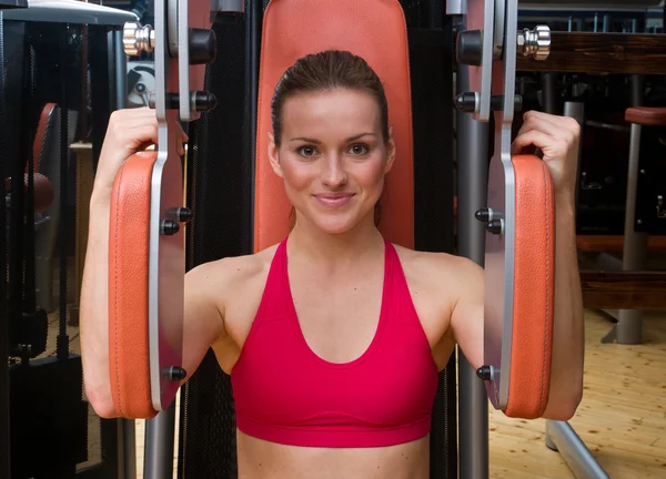 Kvinna träning i gym — Stockfoto