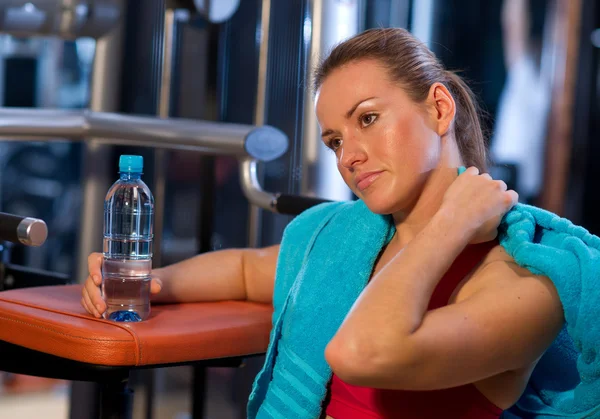 체육관에서 피곤된 여자 — 스톡 사진