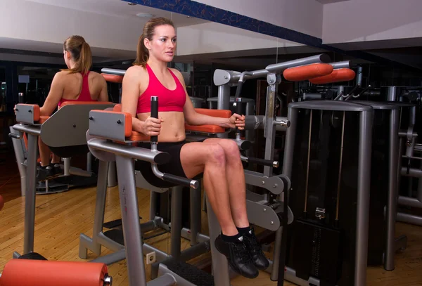 Nő edzés az edzőteremben — Stock Fotó