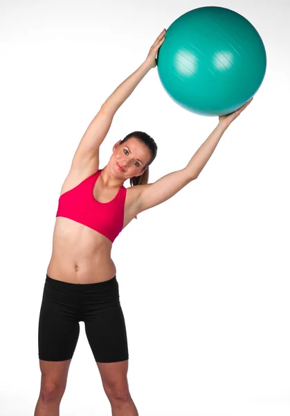 Vrouw oefening met pilates bal — Stockfoto