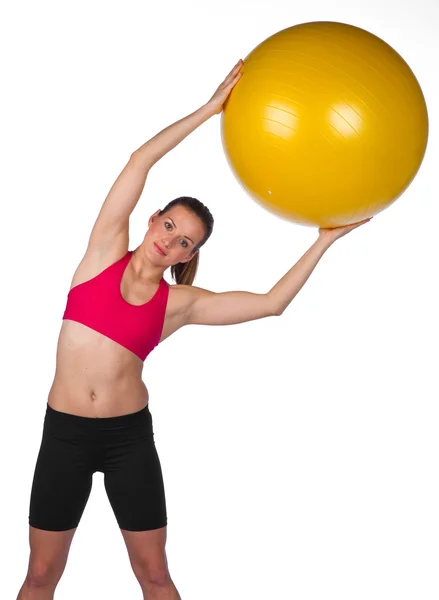 Kvinna övning med pilates boll — Stockfoto