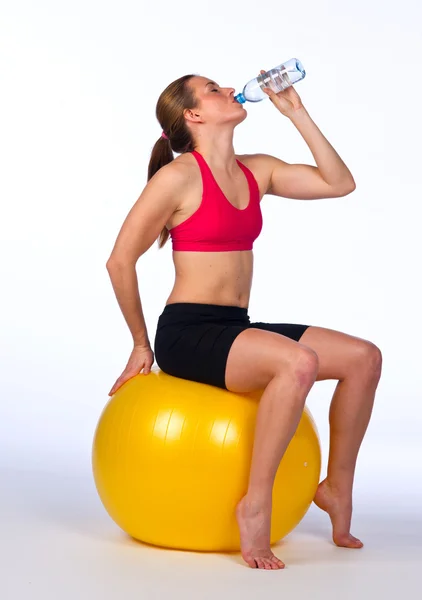 Mulher beber água após o exercício — Fotografia de Stock