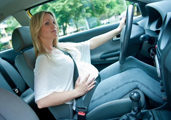 Pregnant woman driving — Stock Photo, Image