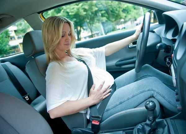 Pregnant woman driving — Stock Photo, Image