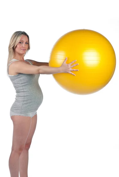 Gravid kvinna med pilates boll — Stockfoto