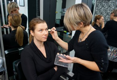 Makyaj sanatçısı.