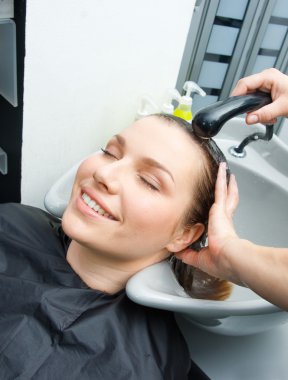 salonda saç yıkama