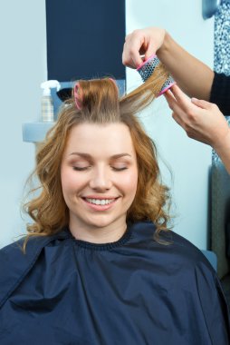 kadın saç salonda curling saç tasarımı