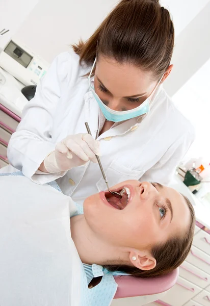 Dentiste au travail — Photo