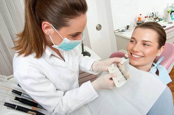 Zahnarzt bei der Arbeit — Stockfoto