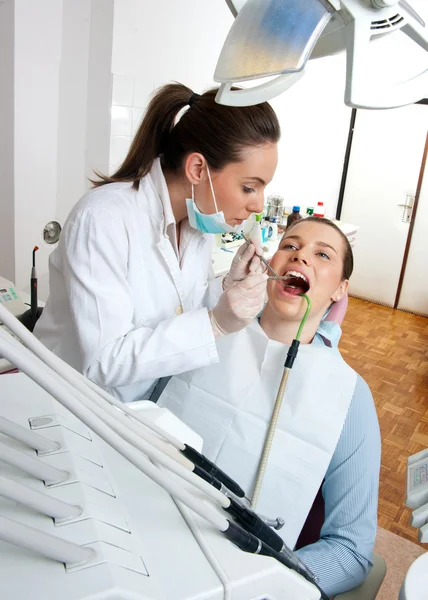Zahnarzt bei der Arbeit — Stockfoto