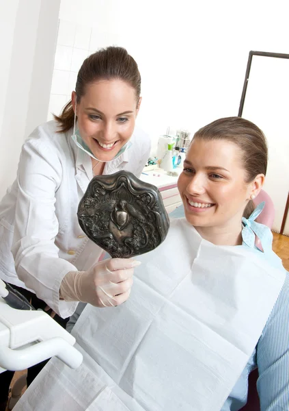 Dentista e paciente no consultório — Fotografia de Stock