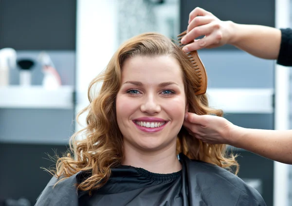 Vrouw in kapsalon — Stockfoto