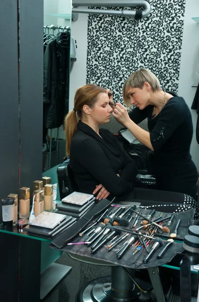 Make up artist på jobbet — Stockfoto