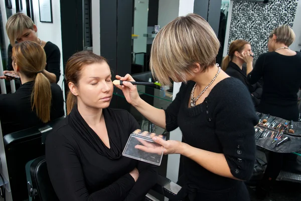 Maquillaje artista en el trabajo — Foto de Stock