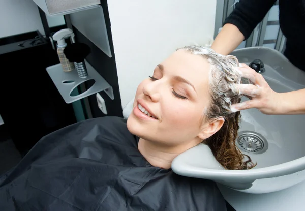 Wassen haar in de salon — Stockfoto