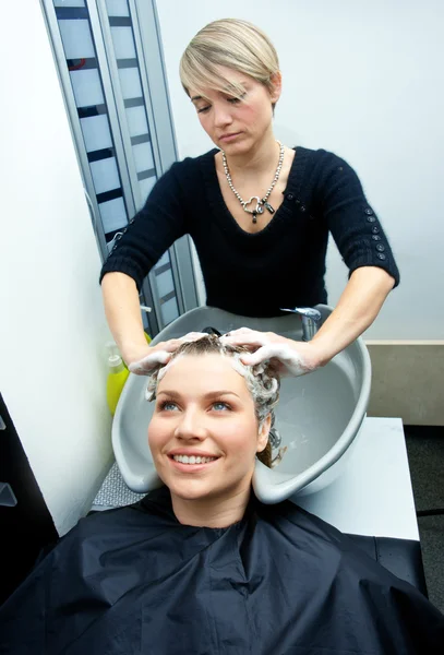 Haar wassen — Stockfoto