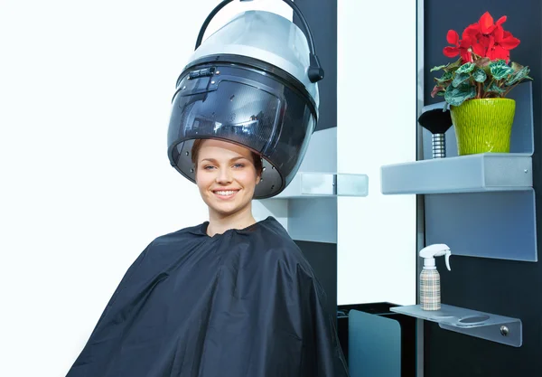 Kobieta za pomocą suszarki do włosów — Zdjęcie stockowe