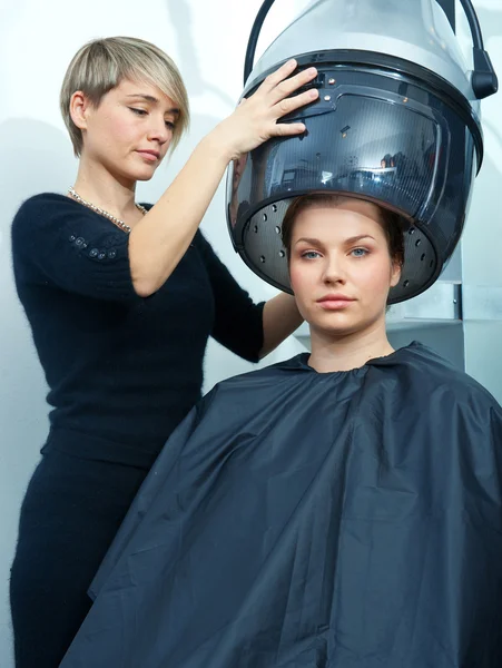 Žena pomocí vysoušeče vlasů — Stock fotografie