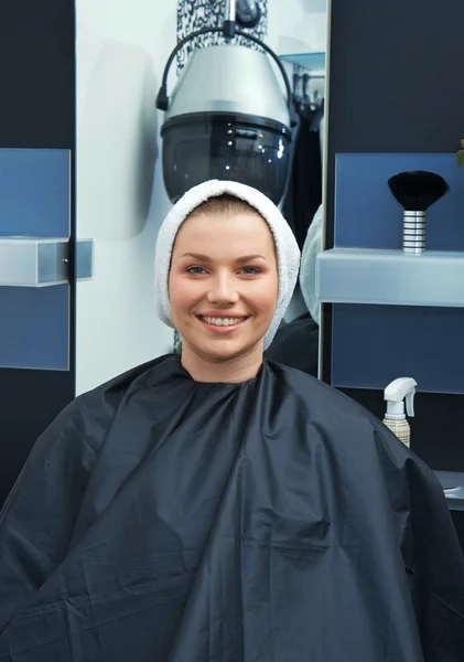 Женщина сушит волосы в салоне — стоковое фото