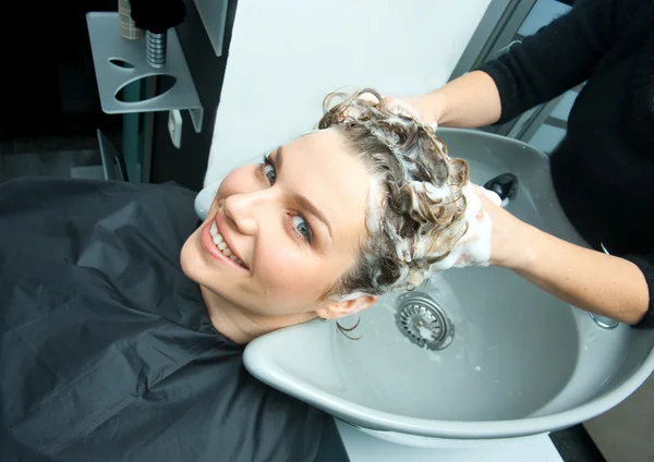 Haar wassen — Stockfoto