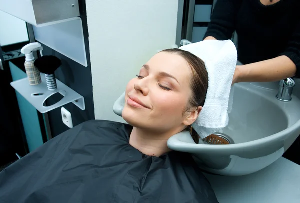 Mujer secando el cabello con toalla — Foto de Stock