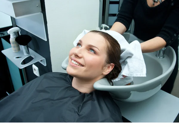 Mujer secando el cabello con toalla — Foto de Stock