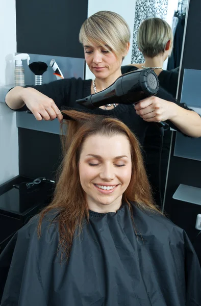 Στυλίστας μαλλιά ξήρανσης γυναίκα μαλλιά — Φωτογραφία Αρχείου