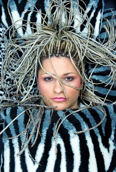 Mulher com dreadlocks penteado — Fotografia de Stock