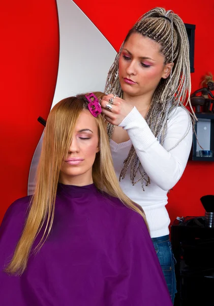 Hair stylist at work — Stock Photo, Image