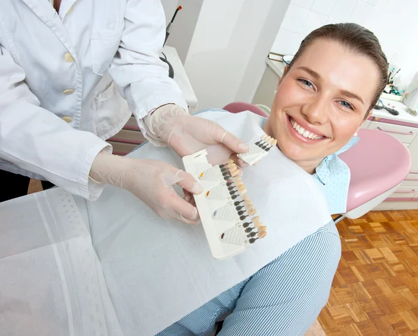 Frau entscheidet sich für Prothese Stockbild