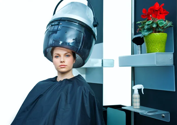 Mujer usando secador de pelo Fotos De Stock