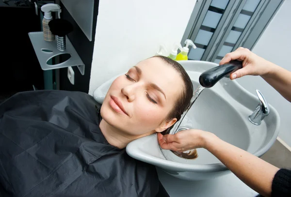 Мытье волос в салоне Стоковое Изображение