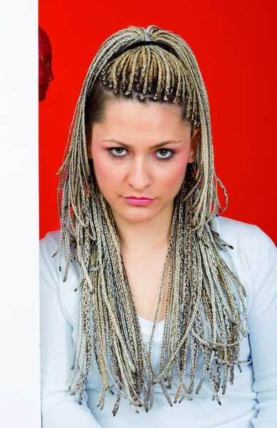 Jovem mulher com dreadlocks — Fotografia de Stock