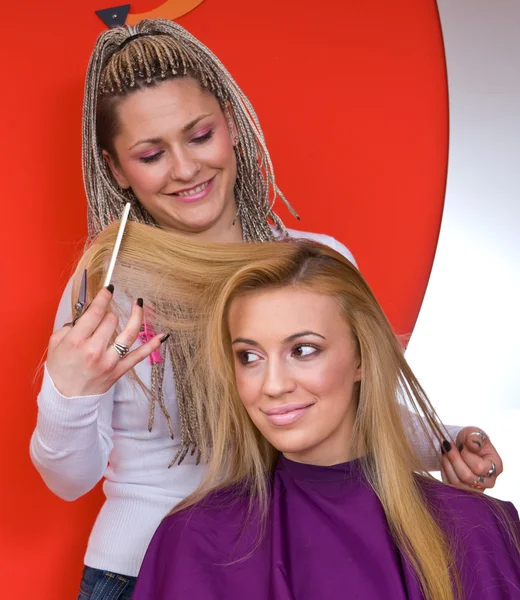 Hair stylist at work — Stock Photo, Image