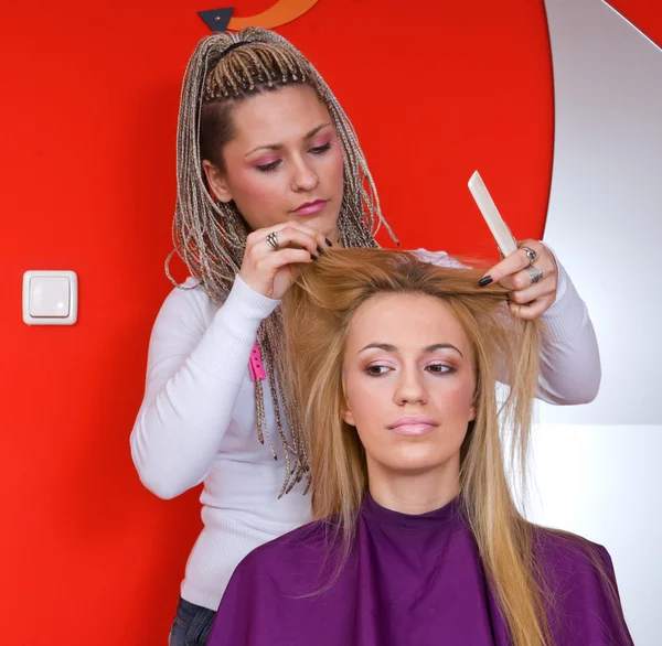 Hair stylist at work — Stock Photo, Image