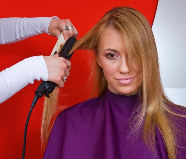 Haarstylist op het werk — Stockfoto