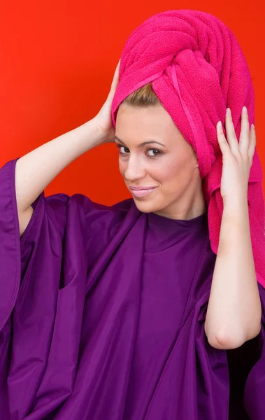Vrouw met handdoek op haar hoofd — Stockfoto