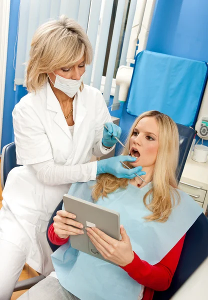 Mulher dentista no trabalho — Fotografia de Stock