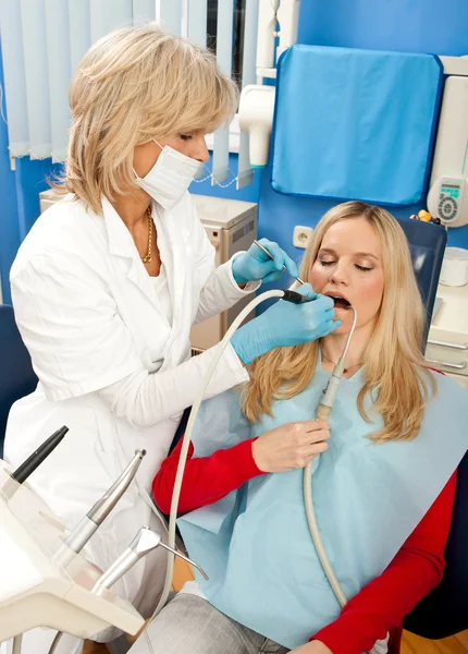 Femme dentiste au travail — Photo