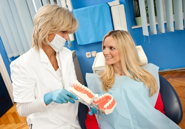 Femme dentiste au travail — Photo