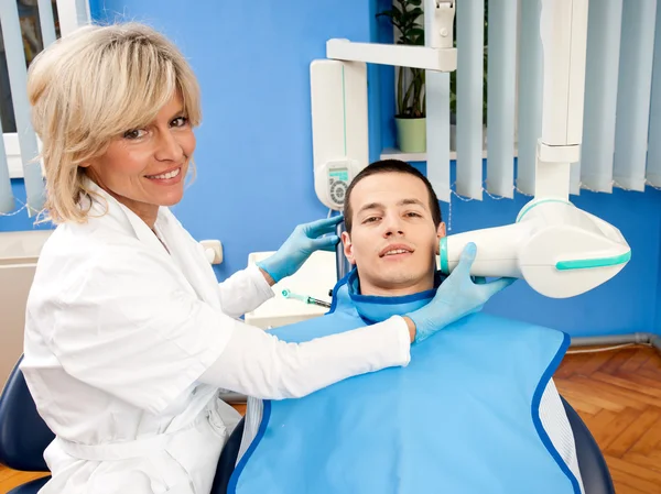 Dentista donna con paziente maschio — Foto Stock