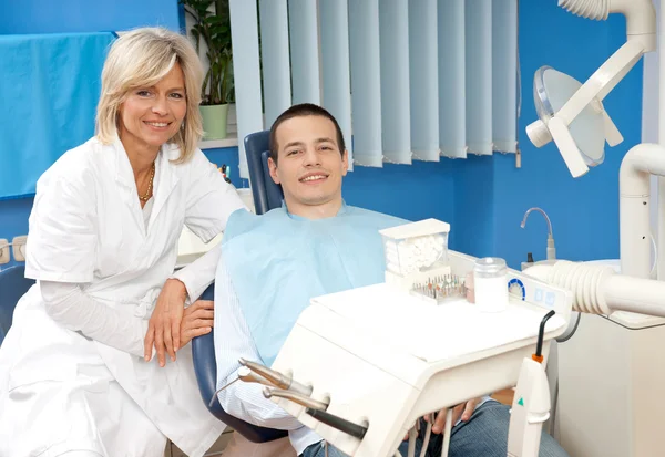 Mulher dentista com paciente do sexo masculino — Fotografia de Stock