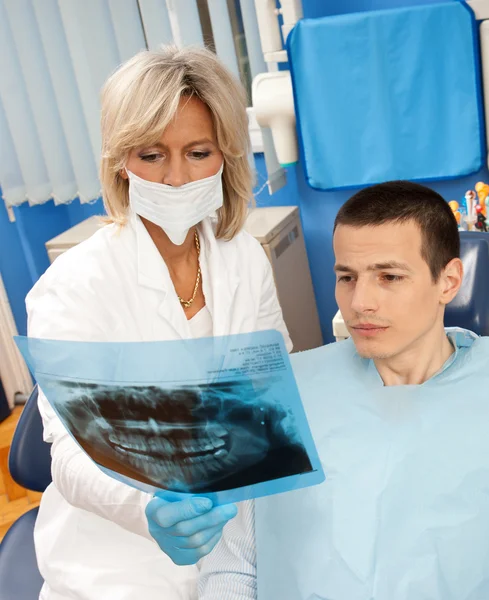 Mulher dentista com paciente do sexo masculino — Fotografia de Stock