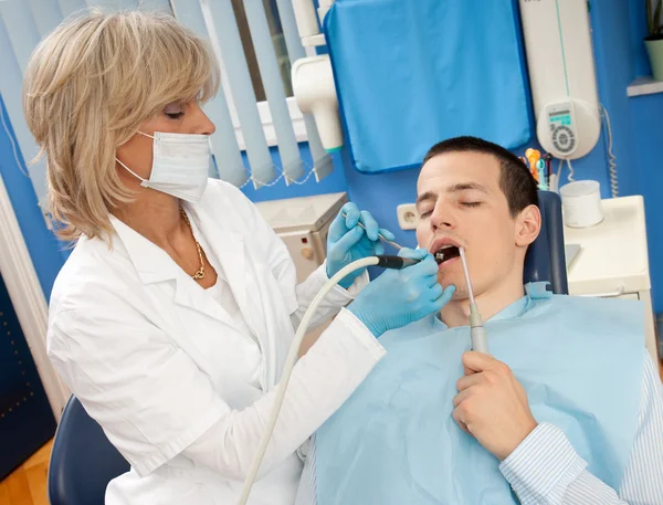 Mujer dentista con paciente masculino —  Fotos de Stock