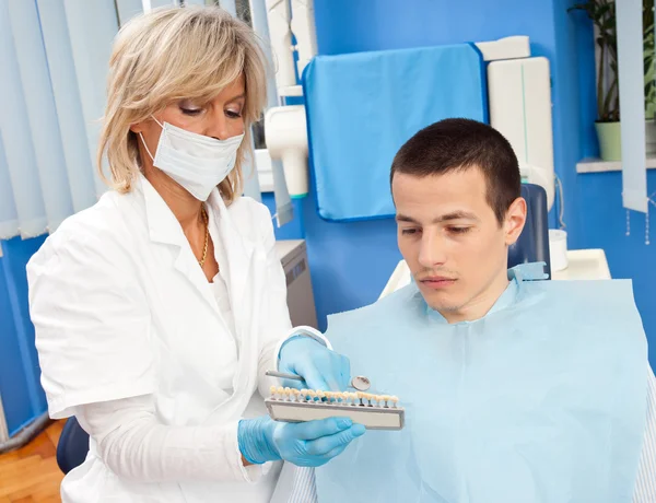 Mulher dentista com paciente do sexo masculino — Fotografia de Stock