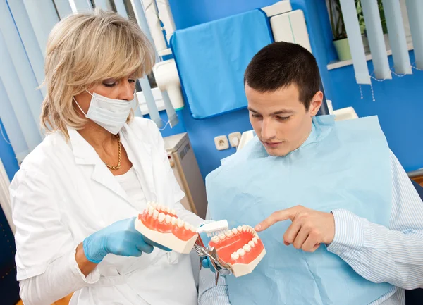 Kadın dişçi erkek hasta ile — Stok fotoğraf