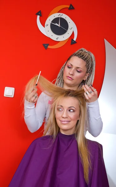 Hair stylist at work — Stock Photo, Image